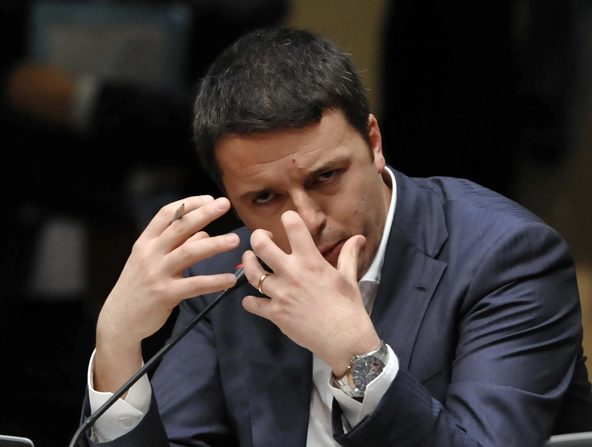 Le Banche fanno a pezzi Renzi. Sondaggio: c'è un supersorpasso