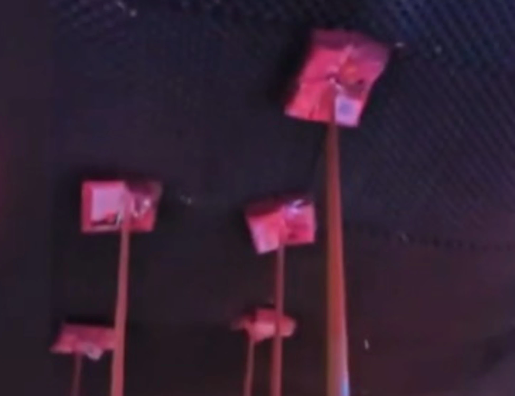 Crans-Montana, c'è un nuovo video: stecche di biliardo per tenere i pannelli