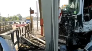 A13, inferno in autostrada: tir si schianta contro il casello, un video terrificante
