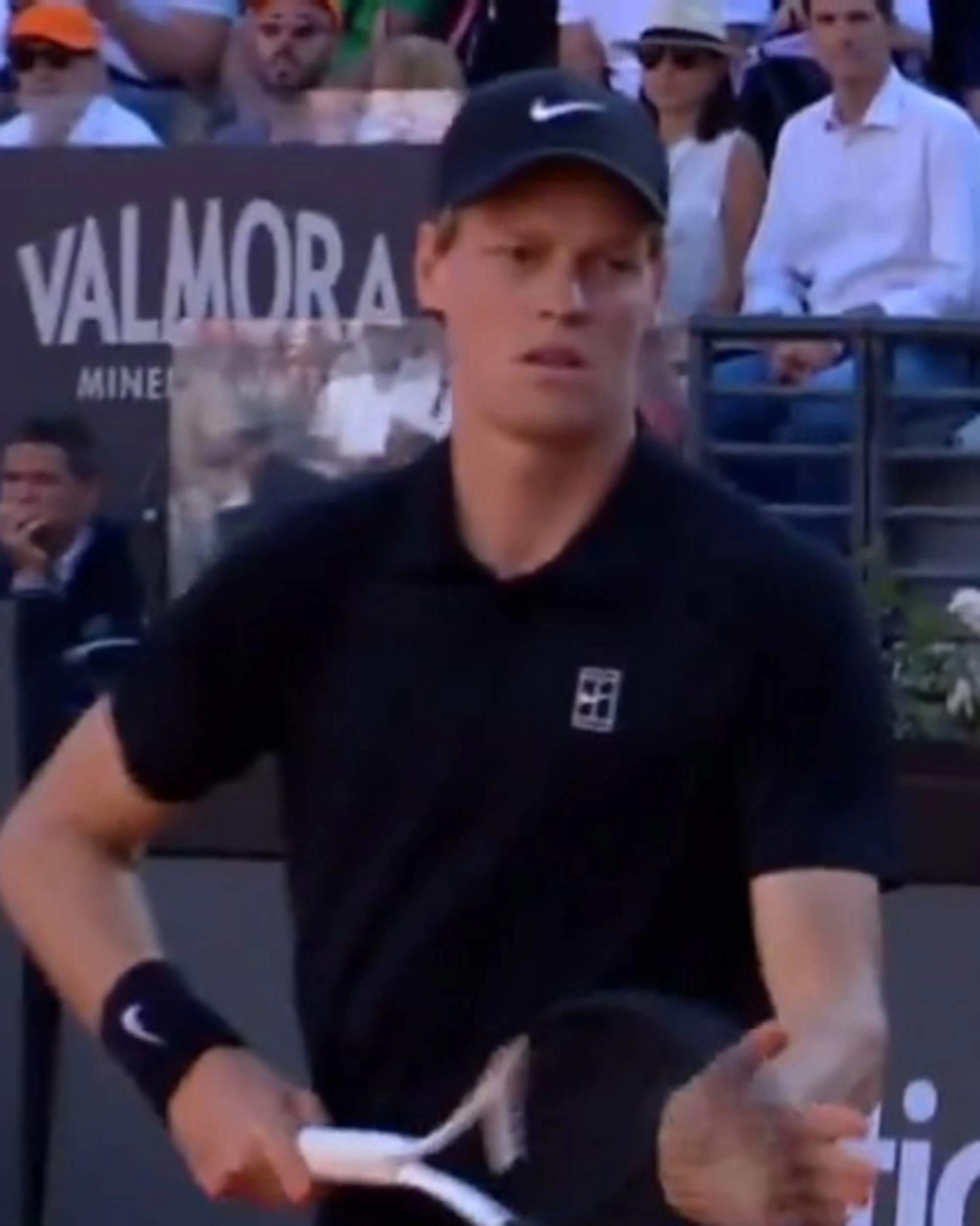 Jannik Sinner? Clamoroso: "Perché si annusa sempre il polso"