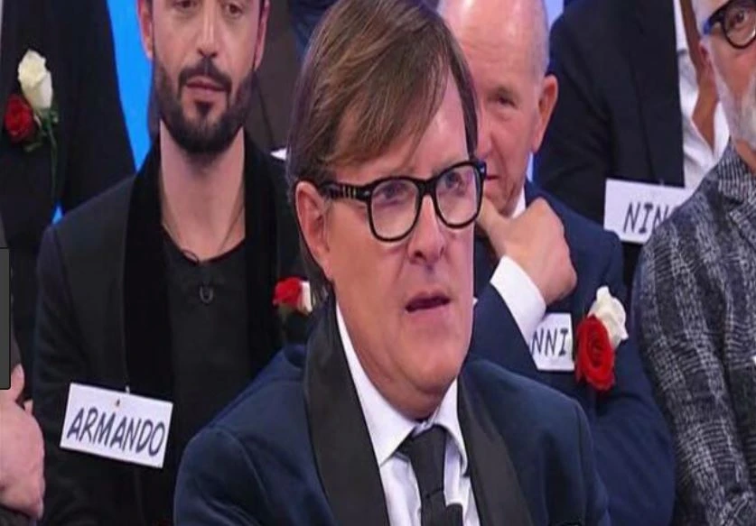 Uomini e Donne, Maria De Filippi smaschera il cavaliere Paolo: sesso, imbarazzo in studio