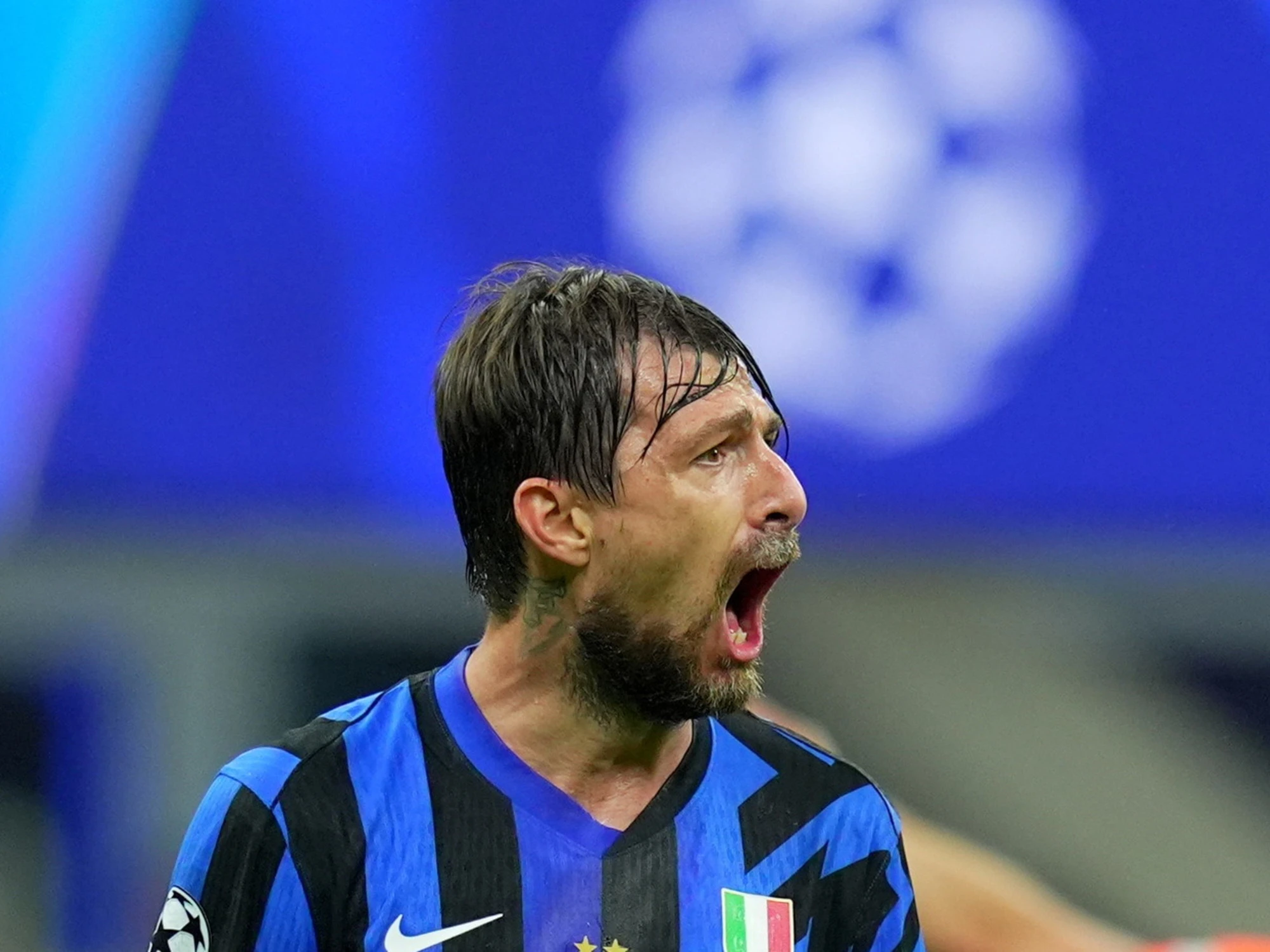 Barcellona-Inter, il telecronista blaugrana insulta Acerbi: "Impresentabile, testa vuota"