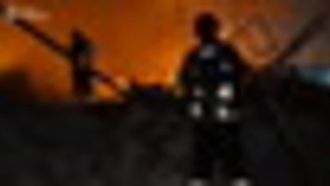 Ucraina, vigili del fuoco domano fiamme dopo attacco russo su Sumy