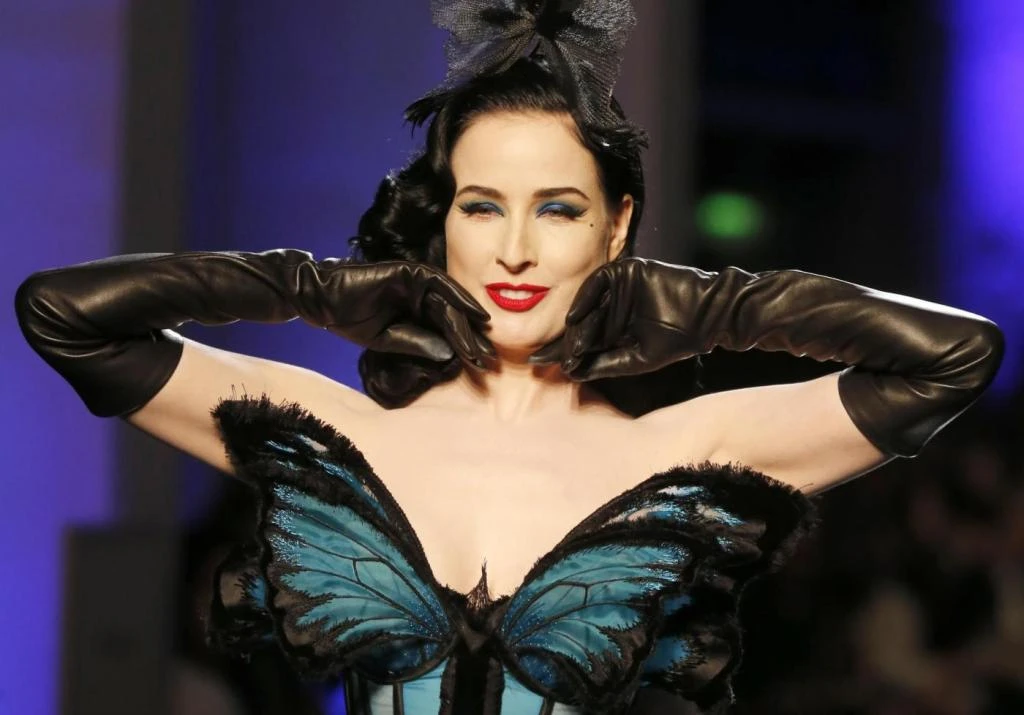 Dita, con quel quel corsetto così attillato ...