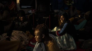 Coronavirus, Lampedusa stremata dagli sbarchi: "Noi siamo in quarantena e i migranti sono a spasso"