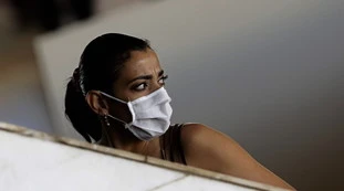 Coronavirus, mascherine ed errori. Il chirurgo in pensione: "Perché molti le indossano male"