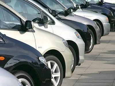 I nuovi limiti per ridurre le emissioni di CO2 danneggiano l'auto europea