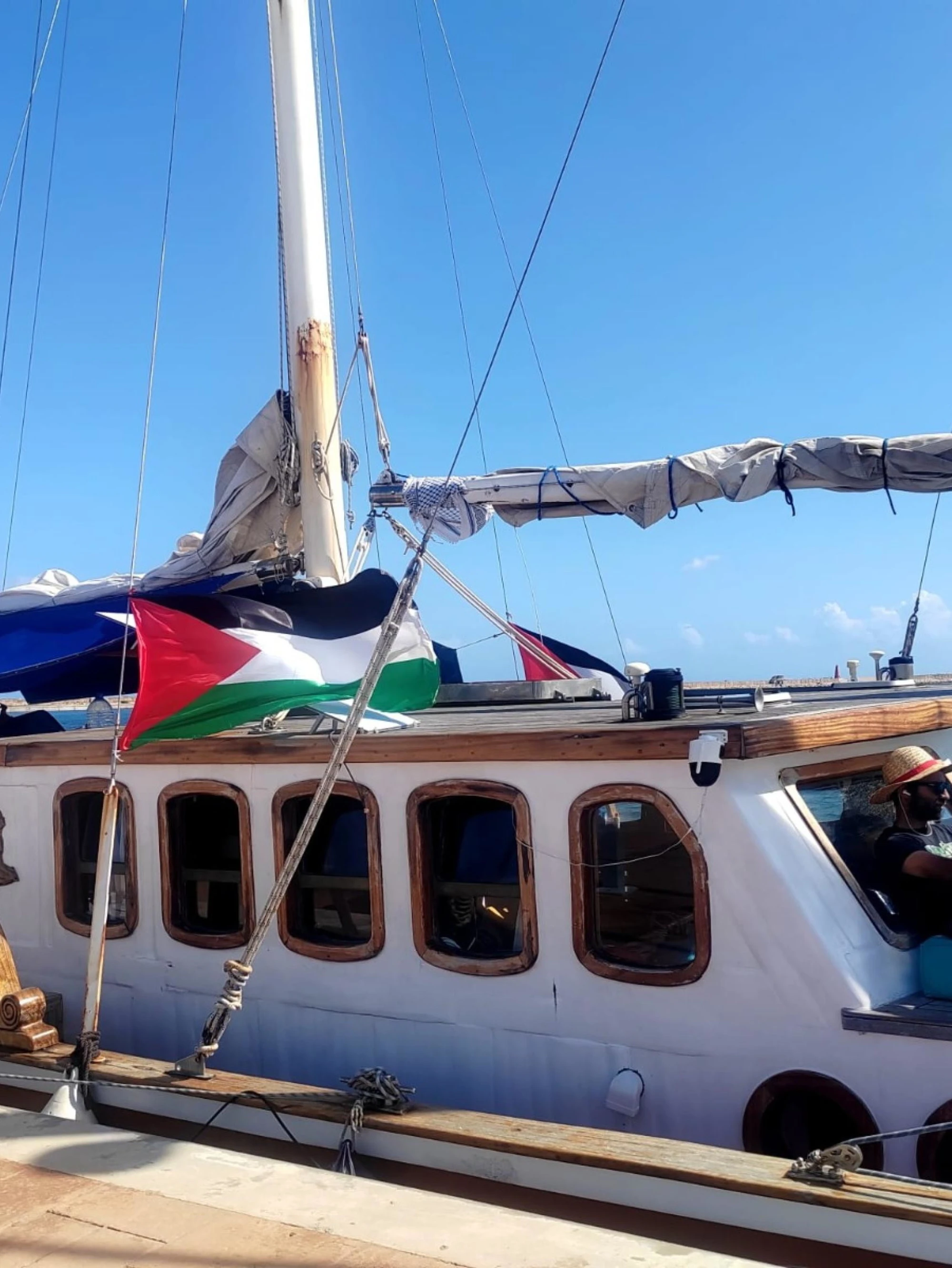 La Flotilla perde pezzi, chi resta a terra: figuraccia (e sospetti) in mare