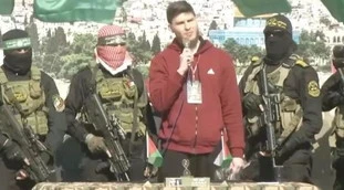 Hamas rilascia tre ostaggi: il video choc, cosa fanno dire a Yair Horn sul palco dell'orrore