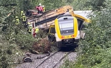 Germania, deraglia treno con 100 passeggeri: morti e feriti