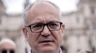 Roberto Gualtieri, eco-suicidio: così il sindaco fa imbestialire pure la sinistra