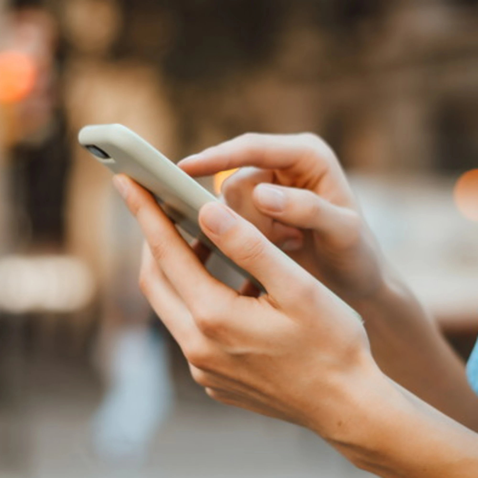 Vietarlo o no... Noi genitori nel limbo del telefonino