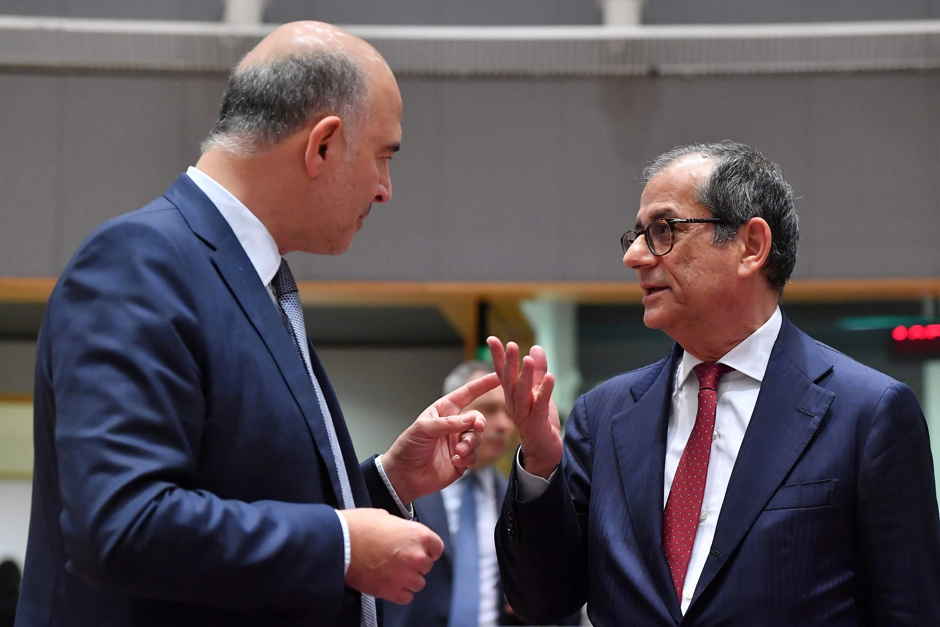 Pierre Moscovici sta mentendo, la prova del ricatto all'Italia: come ci vuole rovinare