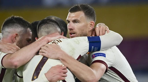 Roma, Edin Dzeko dopo l'impresa con l'Ajax: "Resto? Difficile pensarci adesso"