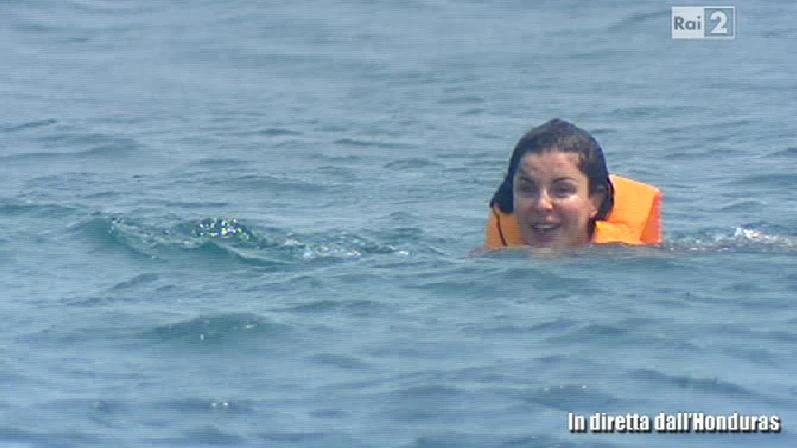 Isola dei famosi, Alba Parietti smaschera il naufrago allupato: "Attente, ha l'ormone a mille"