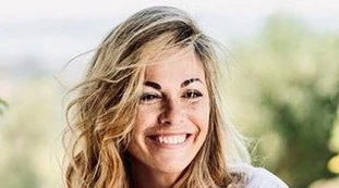 Vanessa Incontrada "finalmente svestita": solo una camicia addosso, si apre. I fan impazziscono