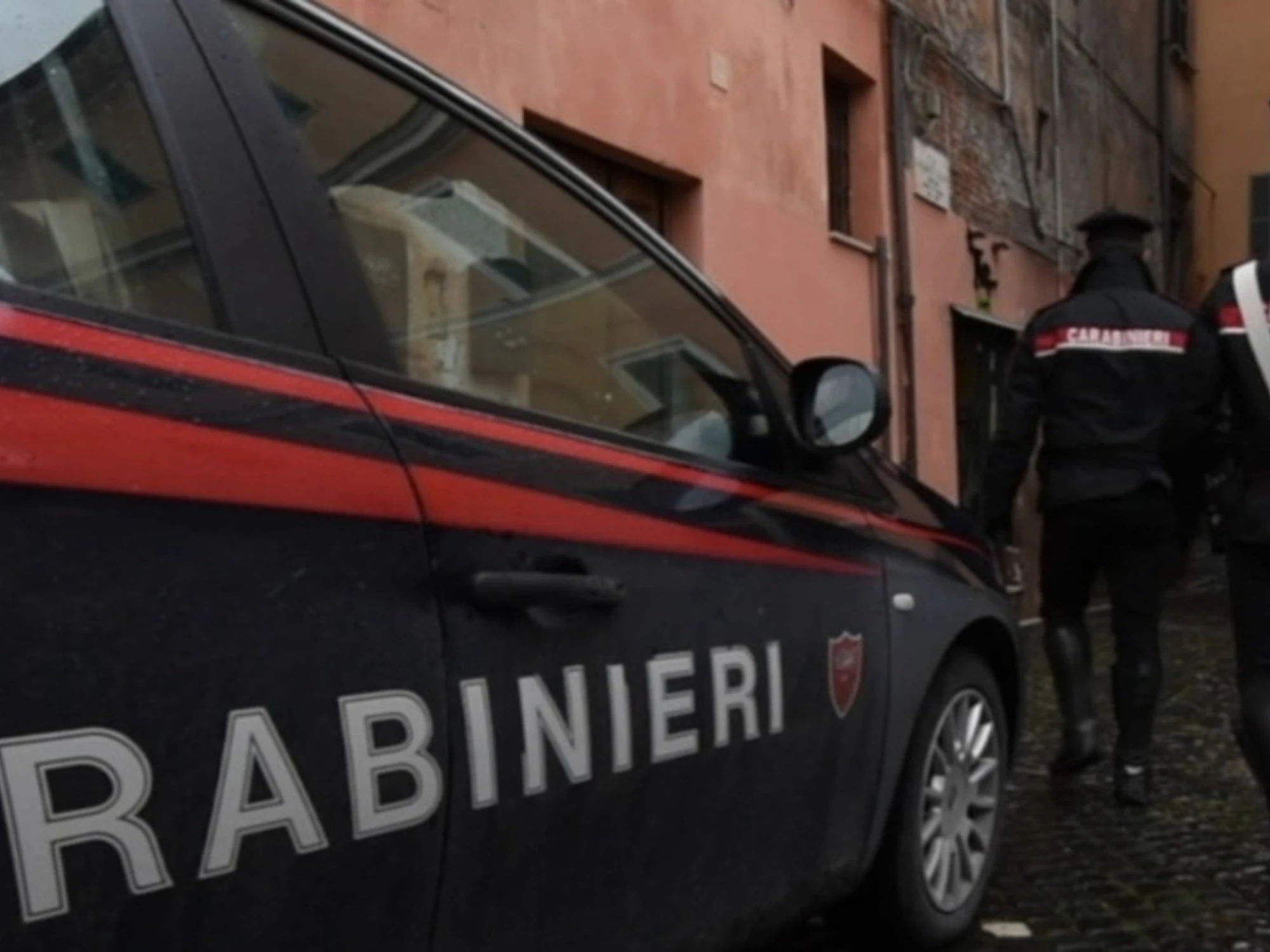 Caserta, nigeriano non si ferma all'alt: poi prende l'ascia