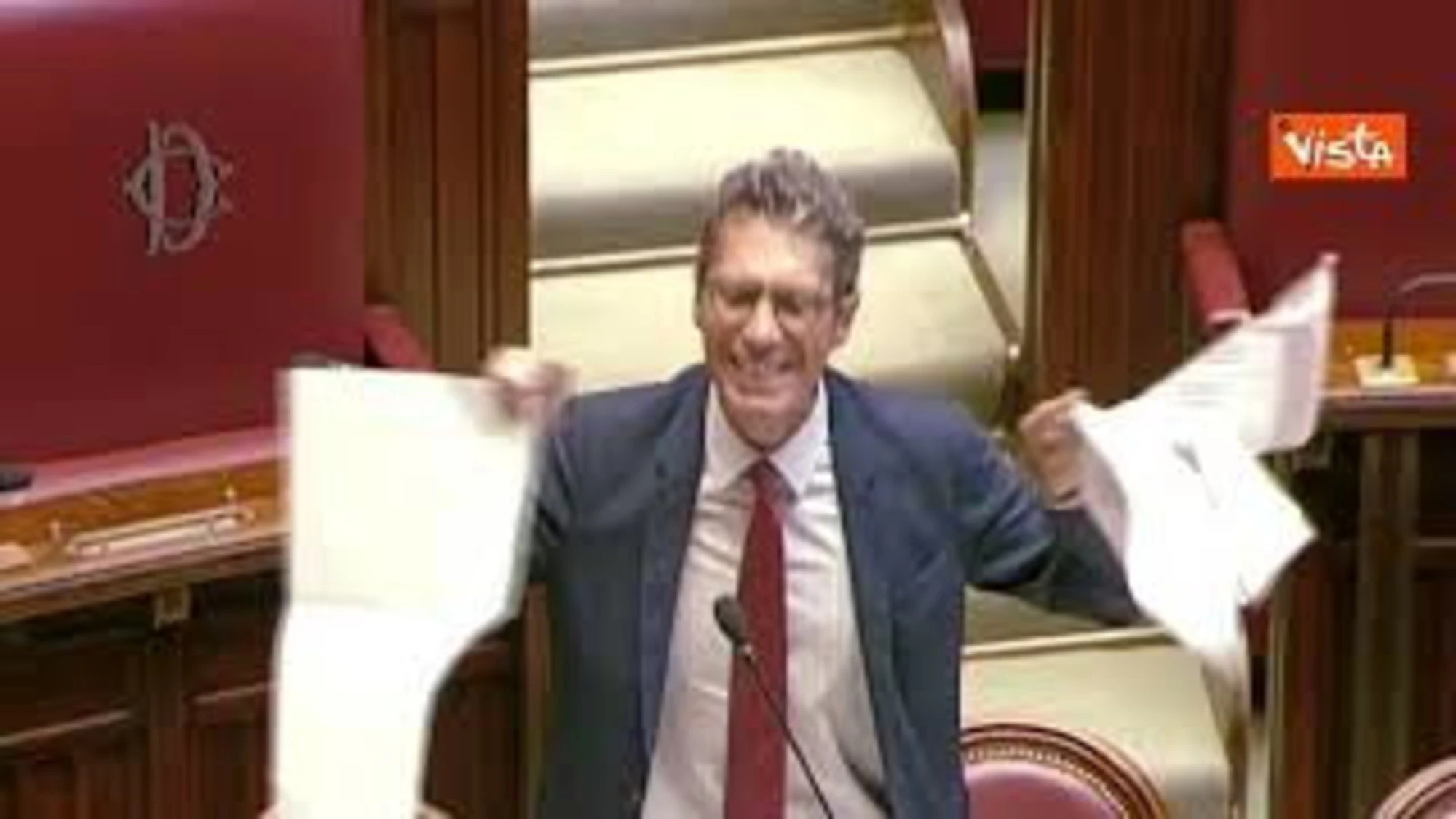Magi strappa il manifesto in Aula? Subito espulso