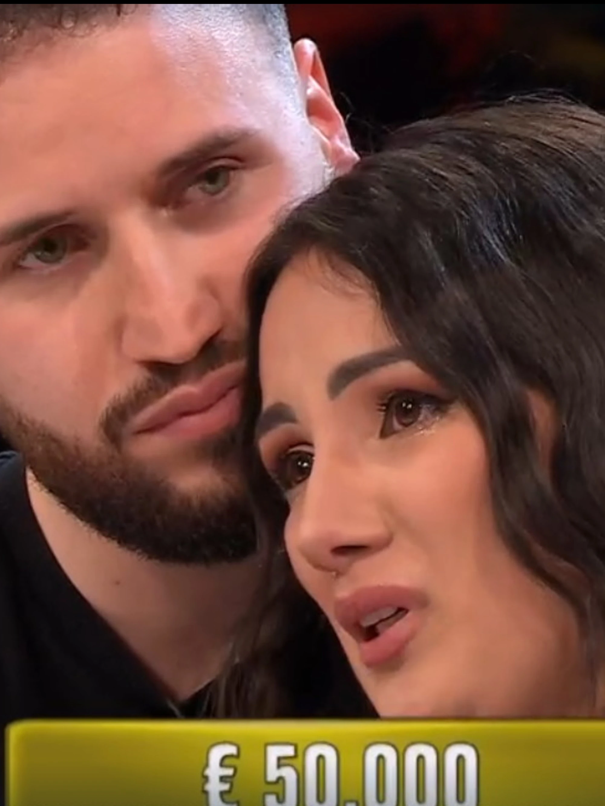 Affari Tuoi, l'attacco feroce a Ilaria: "Perché piange? Insopportabile". Ma De Martino la consola