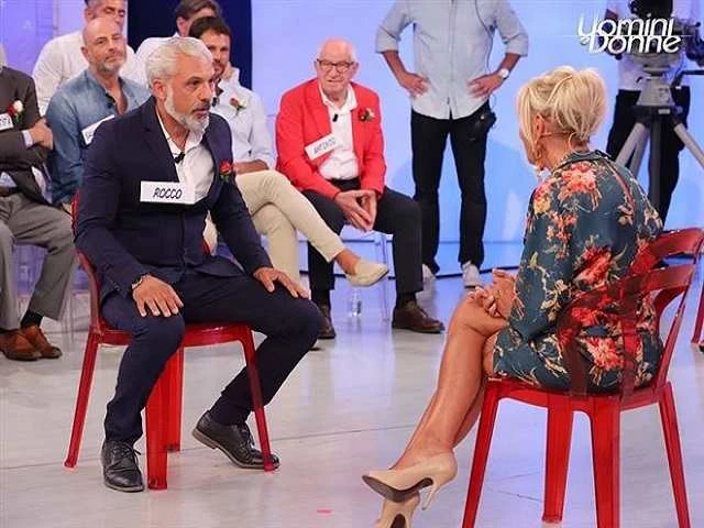 Uomini e Donne, Gemma Galgani scarica Rocco Fredella: lui impazzisce, scene brutali da Maria De Filippi