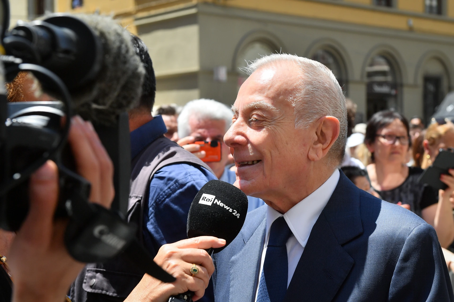 Giuseppe Conte, il retroscena: quei contatti con Gianni Letta per blindare il Senato