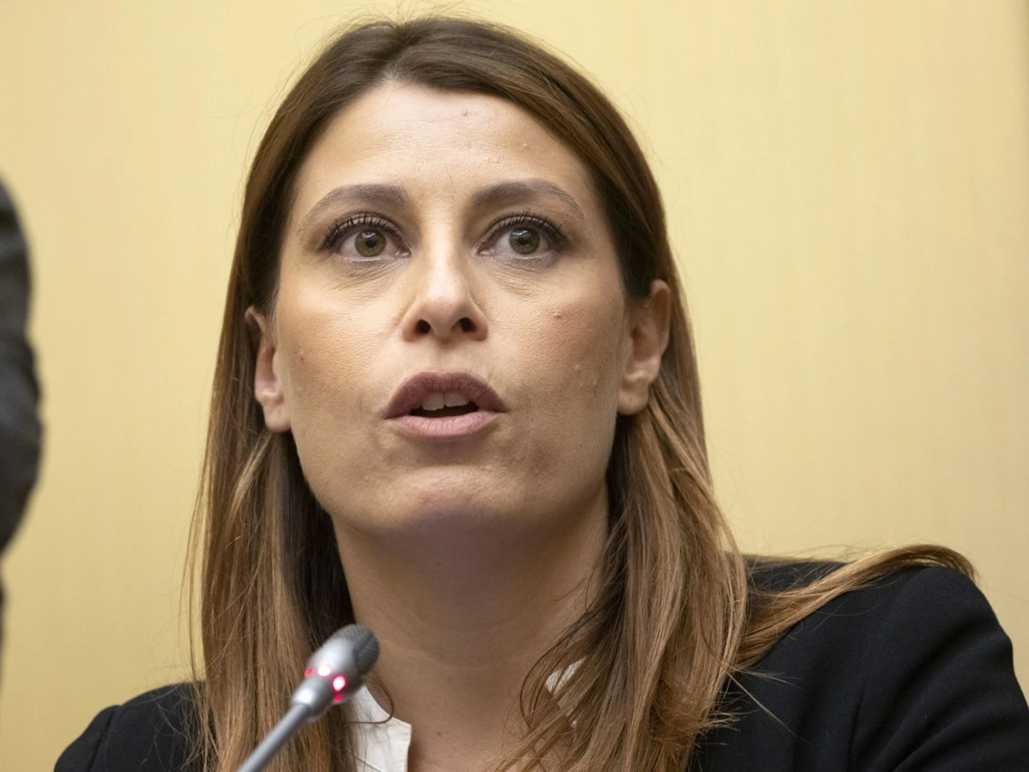 Lady Fratoianni cerca scuse per il marito al lido Vip