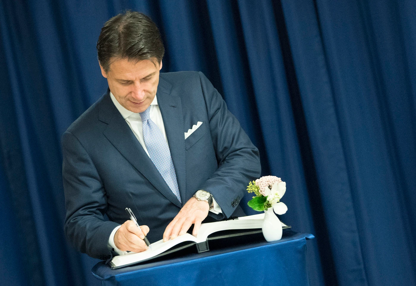 Giuseppe Conte, il gambero rosso: senza vergogna, prende le distanze da sovranismo e porti chiusi