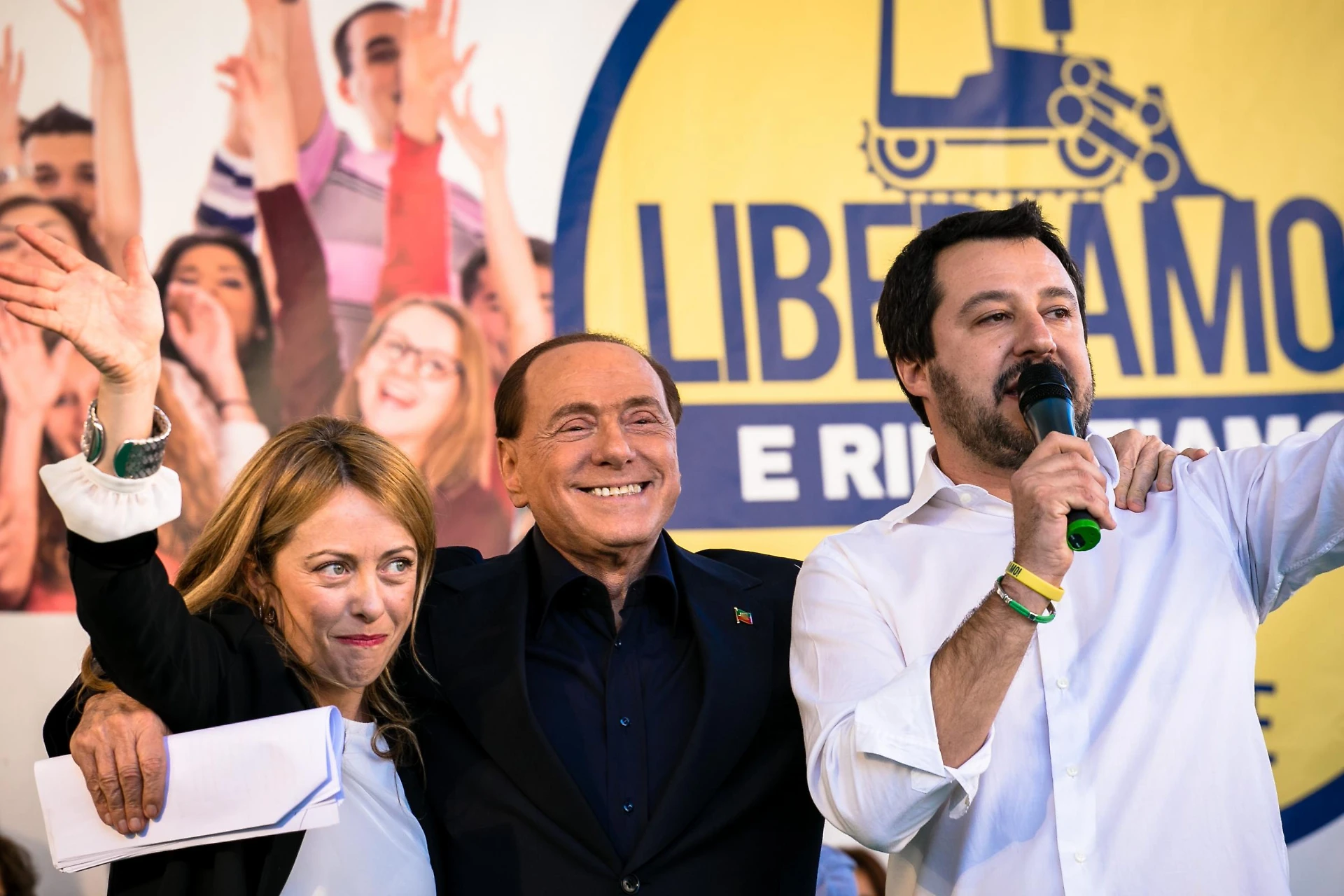 Il programma del centrodestra firmato da Cav, Salvini e Meloni: clicca per scaricarlo e leggerlo