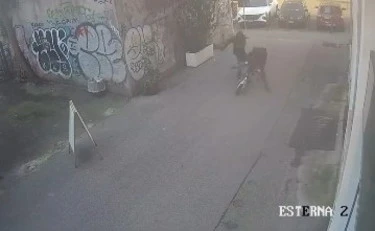 Roma, sferra un pugno a mamma e figlio in bicicletta: chi è la belva