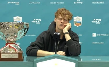 Jannik Sinner spiazzato dopo la domanda sull'Inno di Mameli: "O no?"