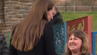 Kate Middleton, le scippano la borsetta in diretta