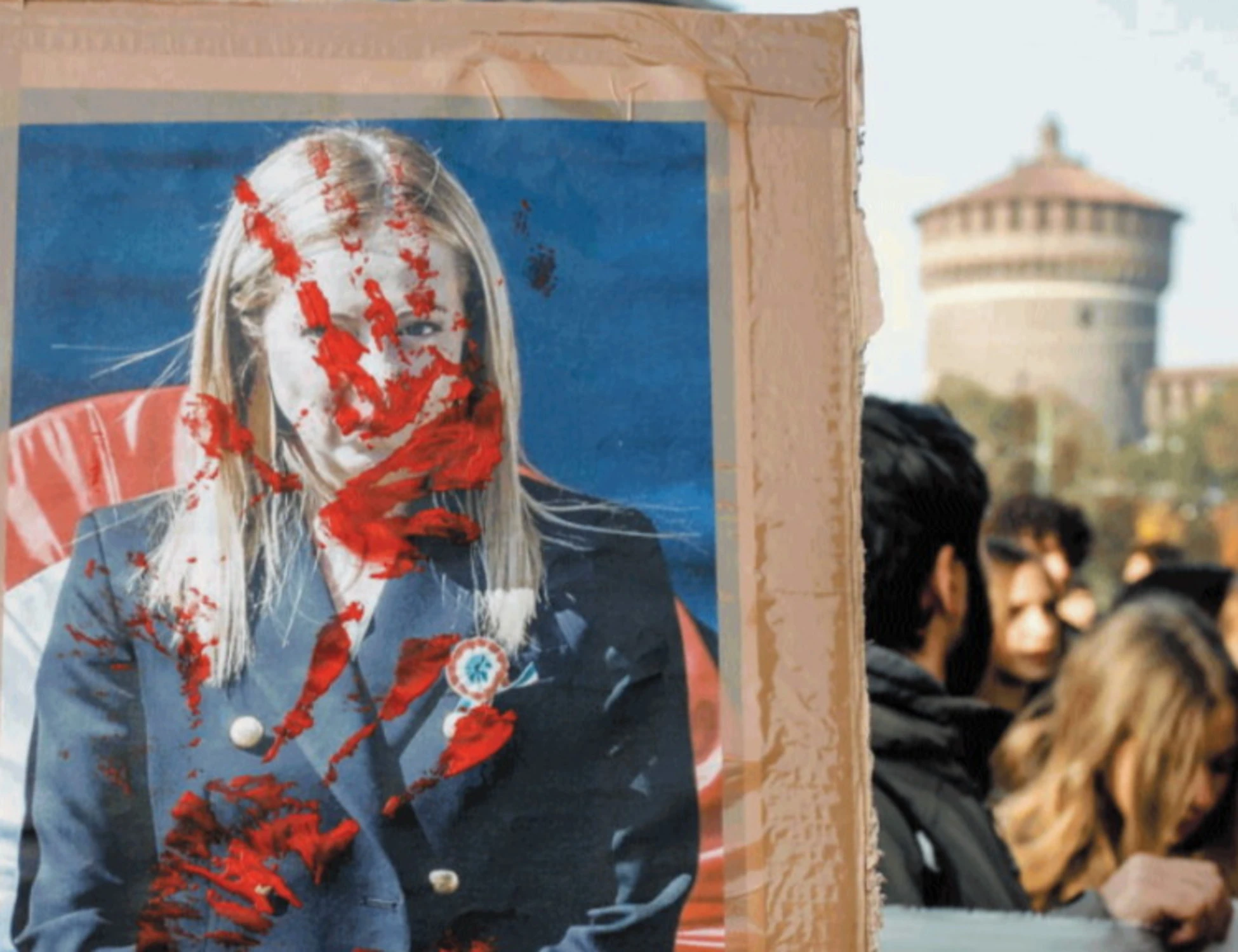 Meloni e alpini insultati in classe: ecco i nuovi racconti sui professori militanti