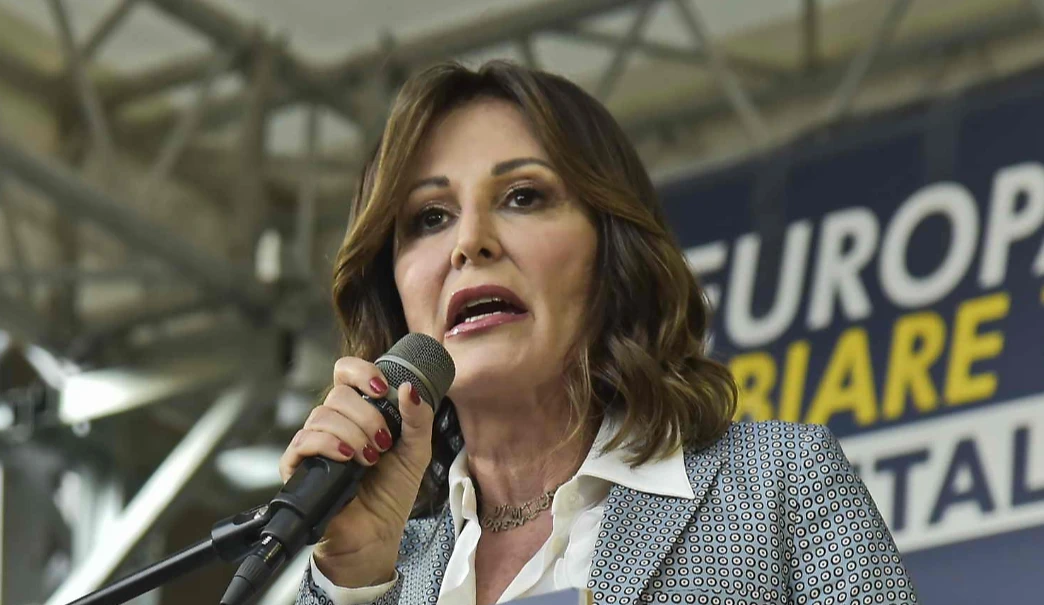 Carola Rackete, la furia di Daniela Santanché: "Una delinquente, ecco cosa si merita"