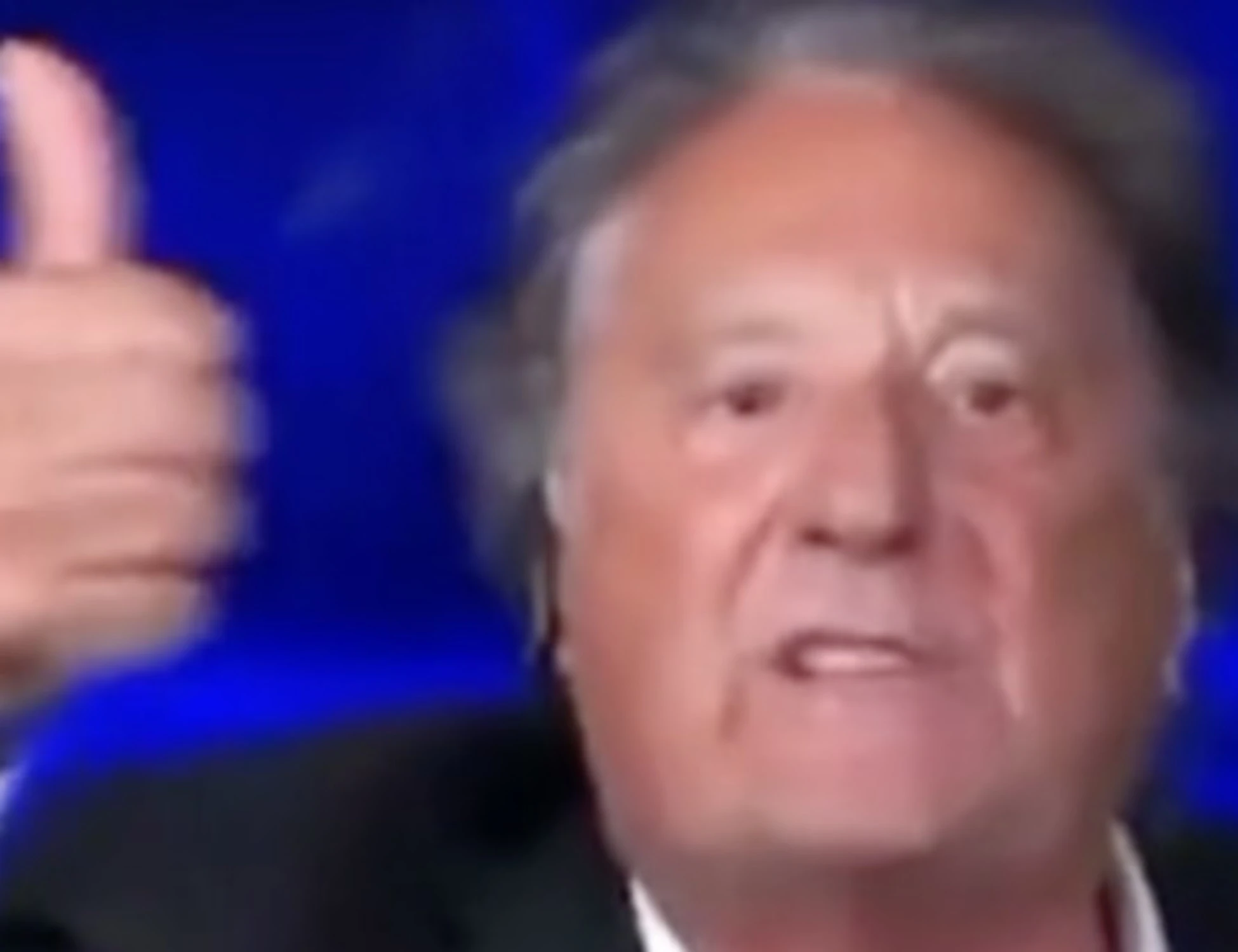 Enzo Iacchetti sbraita in tv poi fa la vittima: è già l'idolo dei compagni