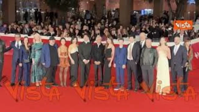 Massimiliano Caiazzo e il cast di 'Me, You' sul red carpet della Festa del Cinema di Roma