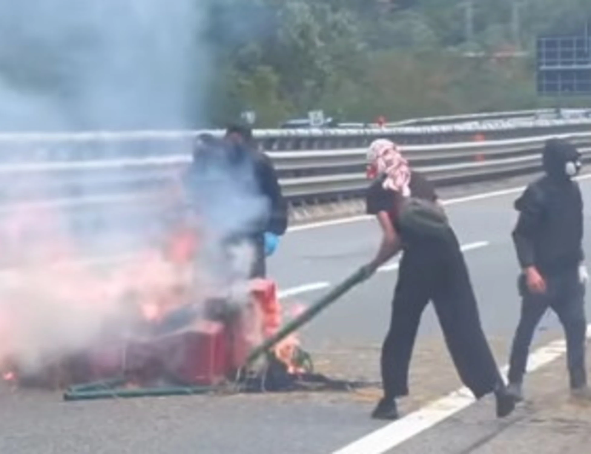 Torino, i No Tav bloccano l'A32: guerriglia e fiamme contro la polizia