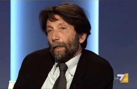 Massimo Cacciari difende Libero: "Matteo Renzi? Altro che sparargli, servirebbero i cannoni"