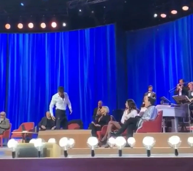 Maurizio Costanzo Show, clamoroso faccia a faccia tra Corona e Belen: cosa succede sul palco / Video