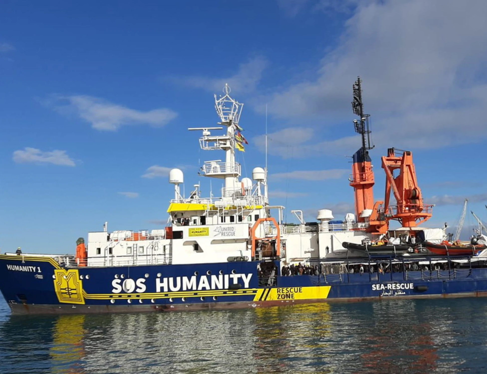 Sos Humanity, il Tribunale sospende il fermo e la multa: la Ong esulta