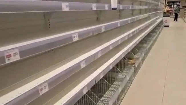 Protesta dei tir, gli scaffali vuoti nei supermercati in Campania