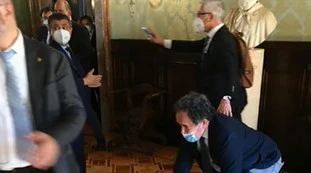 Senato, rissa fuori dall'aula tra esponenti Pd e Lega: le immagini clamorose a Tagadà