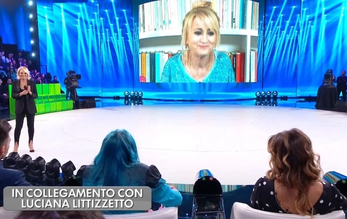 Serale Amici, Luciana Littizzetto e lo sfottò alla De Filippi: "Scambia voce con Mario Giordano"