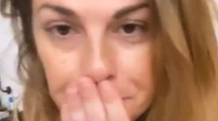Vanessa Incontrada, gaffe in diretta durante il discorso ai fan: dalla bocca le esce un ruttino