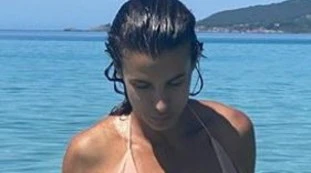  Elisabetta Canalis, bikini troppo stretto o Lato A esagerato? Il décolleté esplode, foto da capogiro