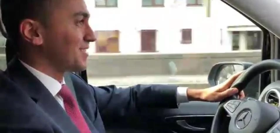 Luigi Di Maio, incidente dentro all'autogrill in auto blu: non è una barzelletta
