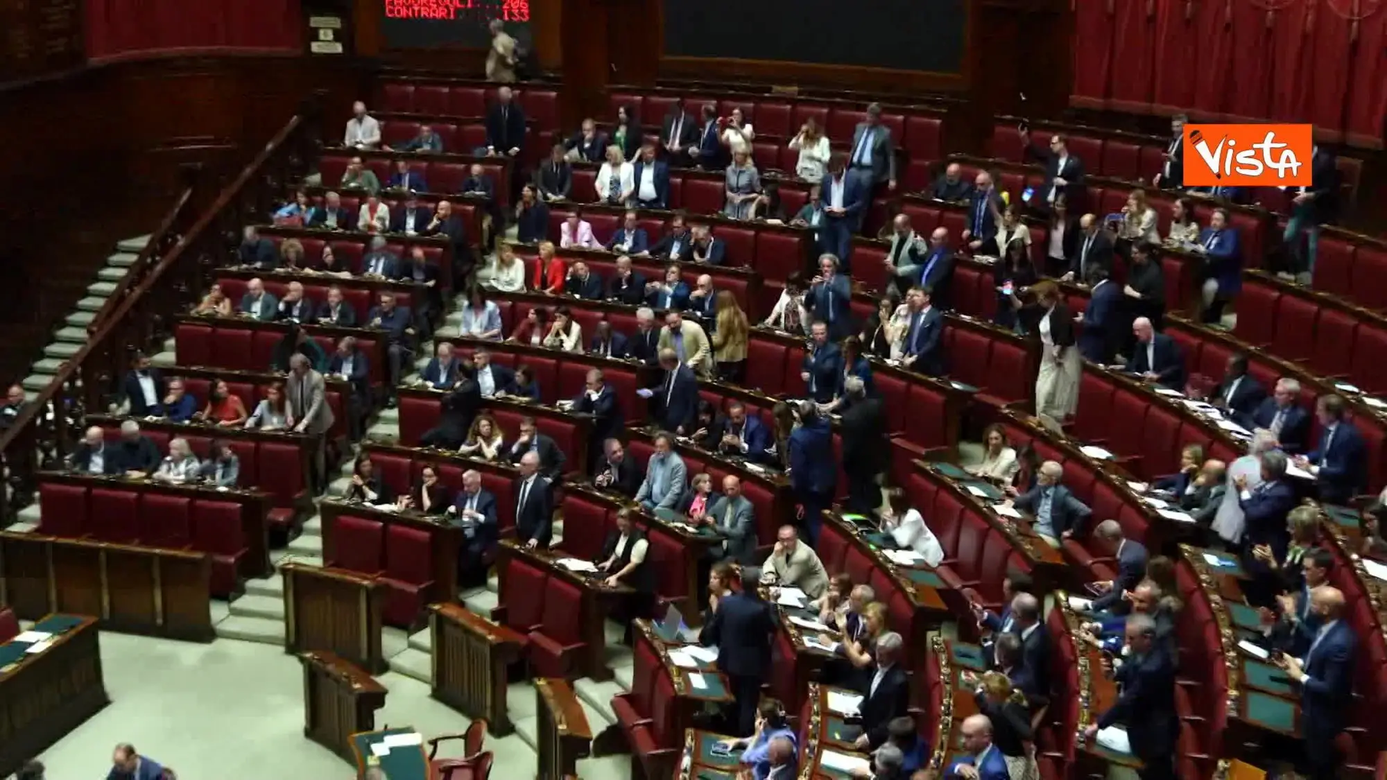 Chat Delmastro, protesta del M5s: va sotto i banchi della maggioranza con i telefoni alzati