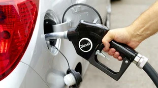 Benzina e diesel, "una truffa colossale". La guerra in Ucraina non c'entra: Putin e mercati, quanti soldi ci stanno fregando al giorno