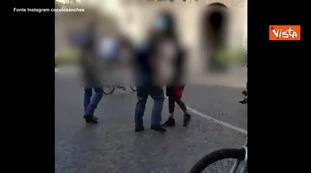 Matteo Salvini, poliziotto prende per il collo uno straniero: "Altro che razzismo, se non mostri i documenti..."