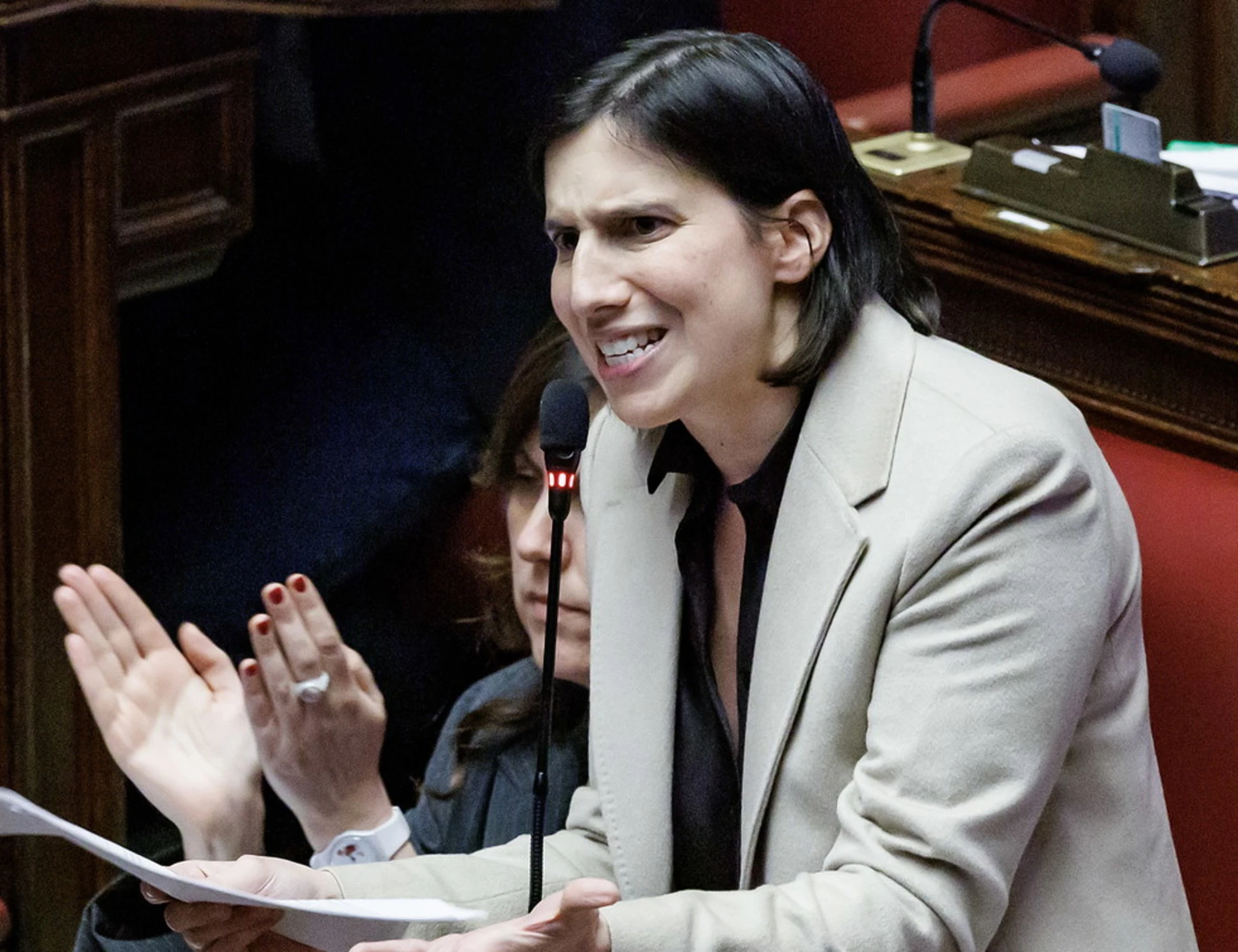 Elly Schlein, teatrino in Aula: "Presidente Meloni, posi la clava"