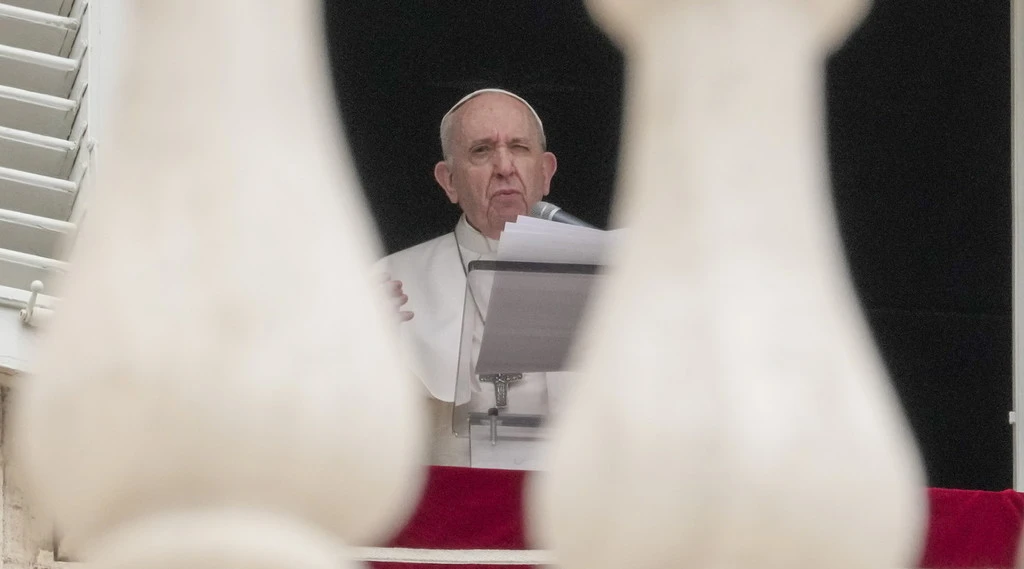 Papa Francesco, tre proiettili e la lettera sullo strano giro di soldi in Vaticano: tutto in una busta
